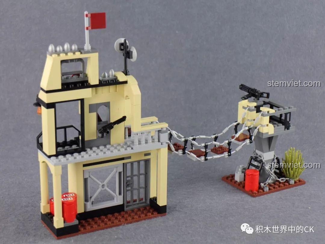 Chi tiết thuốc nổ TNT và cửa ra vào của căn cứ phản diện trong bộ đồ chơi Qman 3209 Xe Bọc Thép Tấn Công ThunderMission.