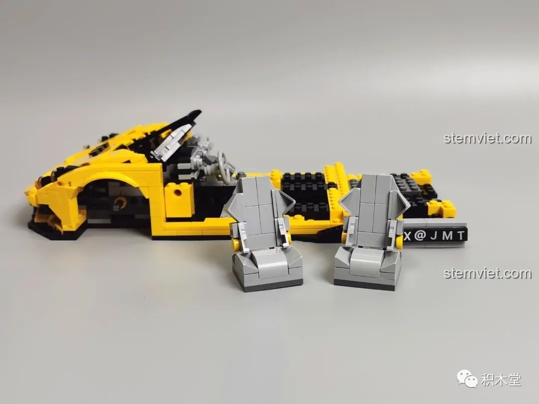 Cần gạt mưa của mô hình Lego Koenigsegg Regera màu vàng.