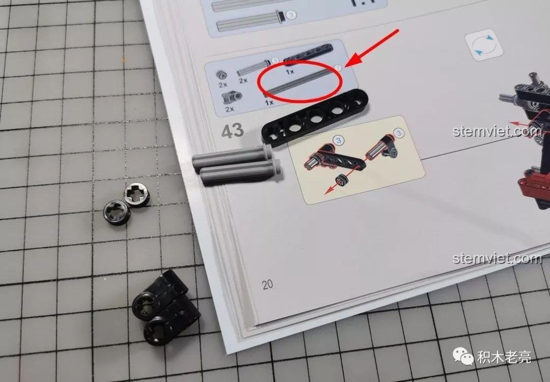 Cận cảnh càng nâng và hệ thống bánh răng của mô hình Mould King 13106 Xe Nâng Hàng.