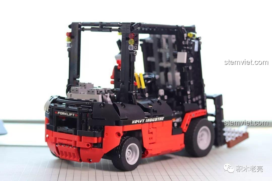 Cận cảnh phần càng nâng của mô hình Mould King 13106 Xe Nâng Hàng, thể hiện sự chắc chắn.