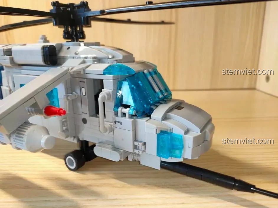 Cận cảnh phần mũi và cần tiếp nhiên liệu trên không của mô hình trực thăng WOMA C0897 Black Hawk.