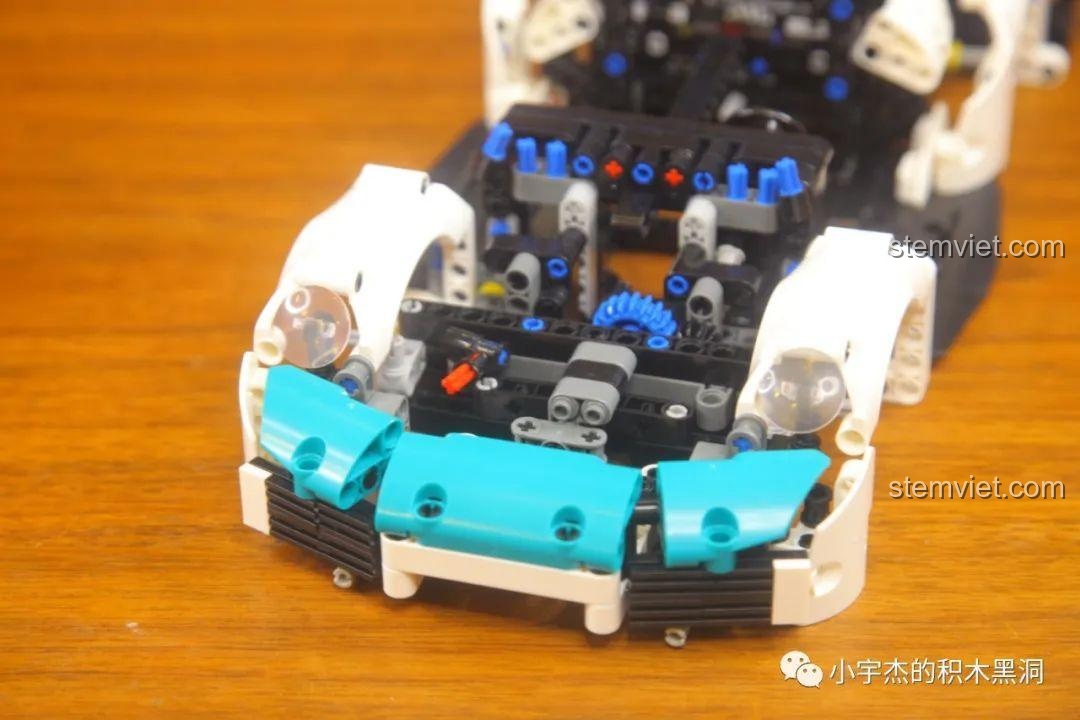 Cận cảnh phần cản trước của xe KBOX 10214 với các chi tiết màu xanh dương đặc trưng.