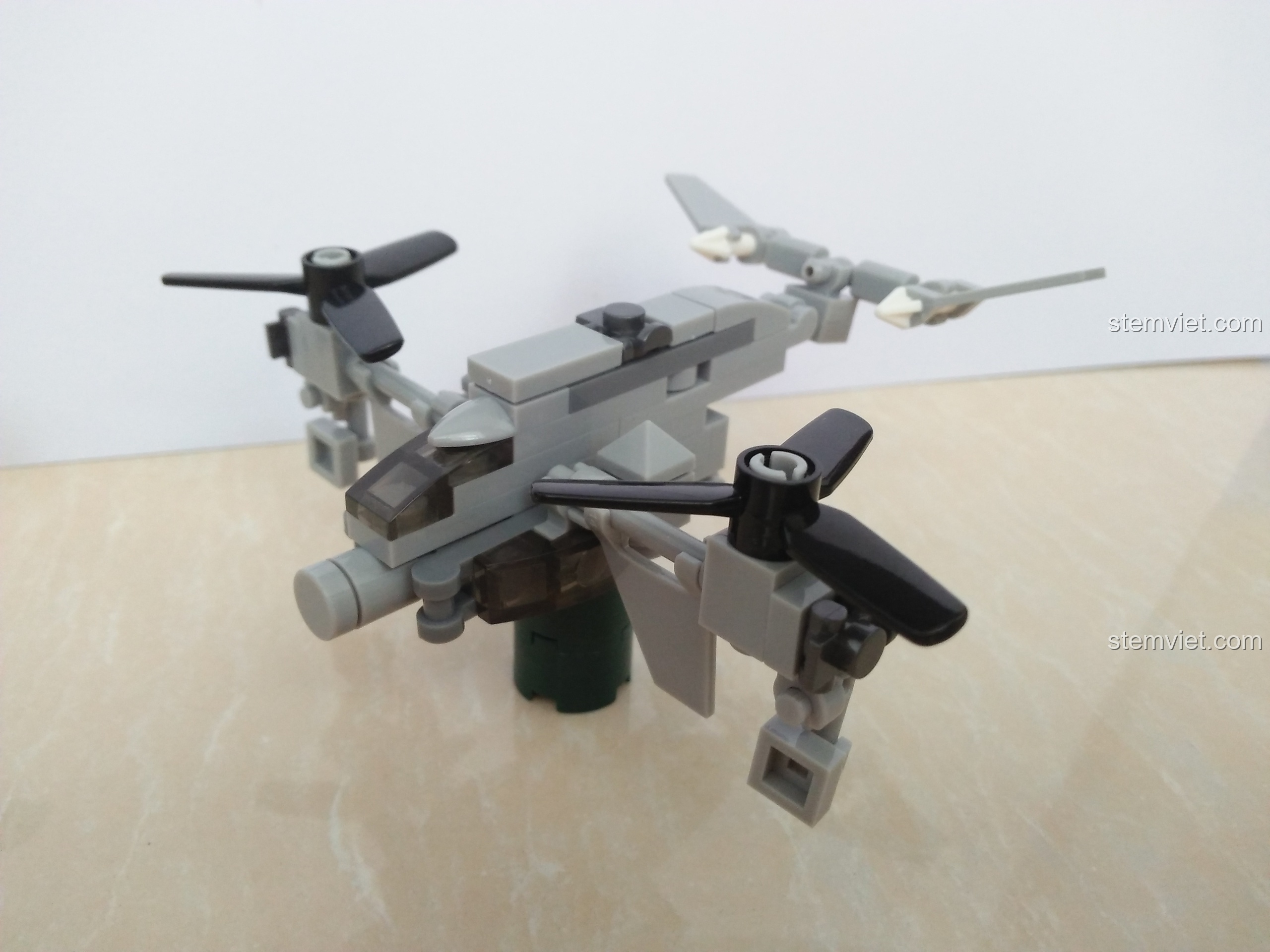 Mô hình máy bay hợp thể SEMBO 11517 với càng đáp được gập lại, chuẩn bị cho tư thế bay lượn.