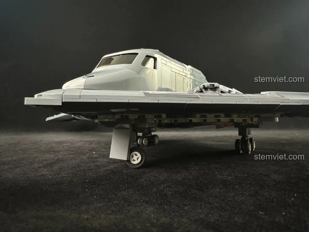 Mô hình Sát thủ tàng hình H-20 Panlos Brick với hệ thống càng đáp đã được hạ xuống, sẵn sàng trưng bày.