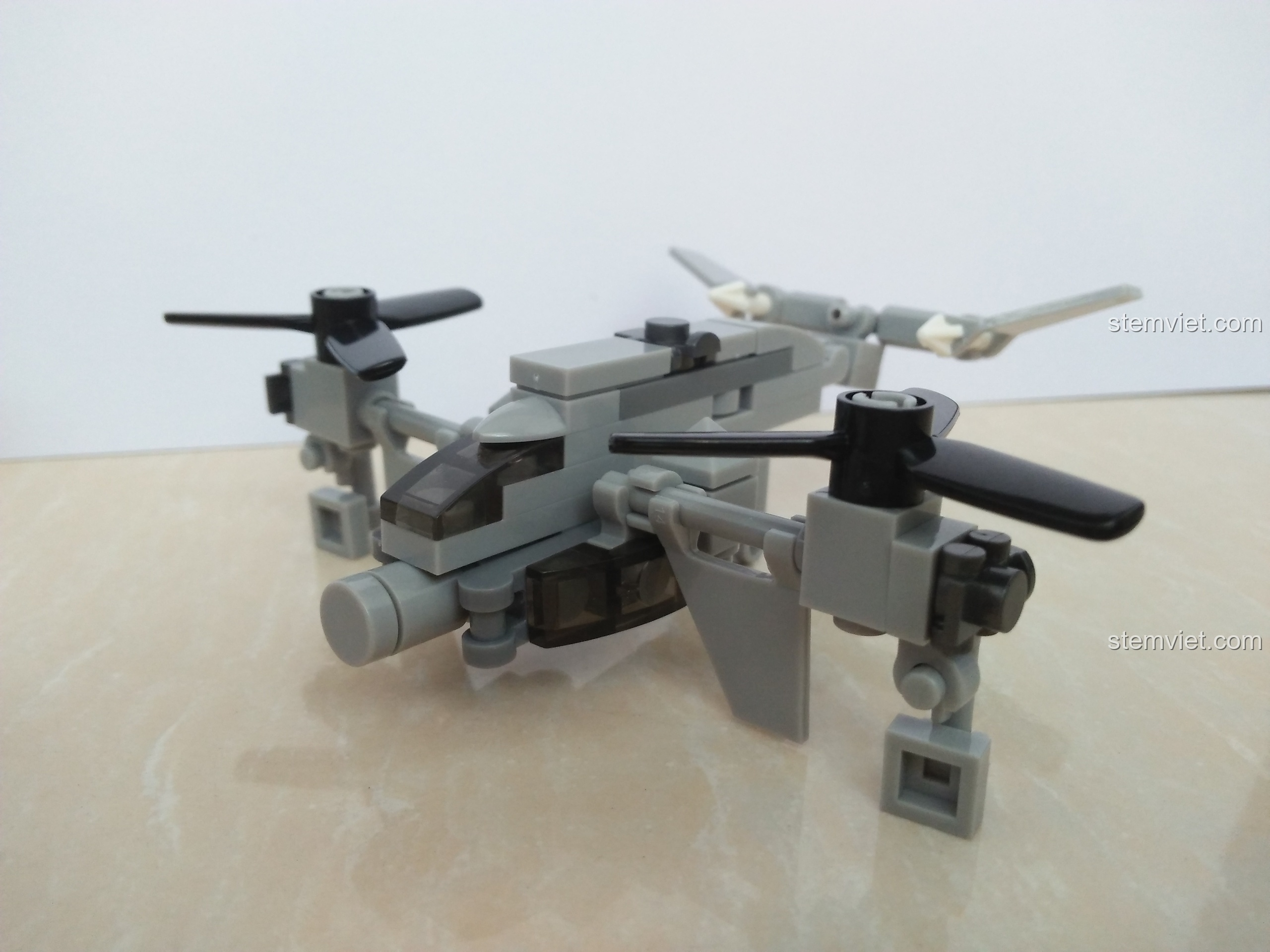 Mô hình máy bay hợp thể SEMBO 11517 với càng đáp được hạ xuống, sử dụng các chi tiết giày trượt patin.