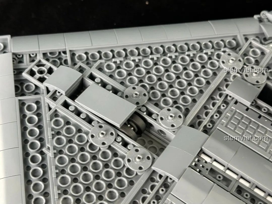 Càng đáp sau đã được thu gọn hoàn toàn vào thân của mô hình đại bàng tàng H-20 Panlos Brick.