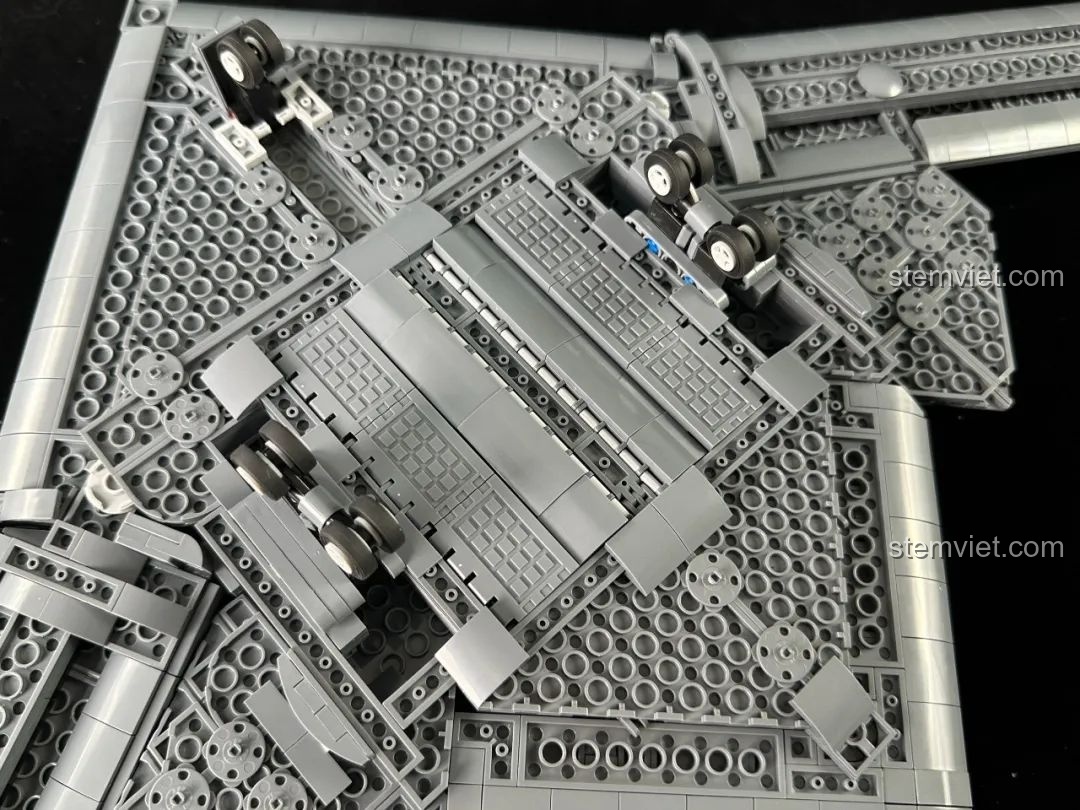 Mặt dưới của mô hình Sát thủ tàng H-20 639026 với hệ thống càng đáp đã được thu gọn vào trong thân.