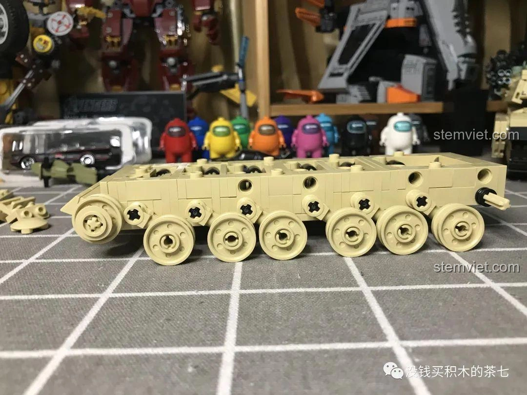 Góc nhìn cận cảnh các bánh xe đã lắp trên bộ đồ chơi Xe Tăng Challenger 2 FV 4034 JIAZHI 0105, cho thấy sự khớp nối tốt.