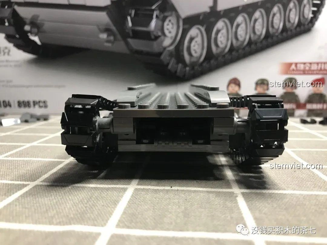 Cận cảnh cạnh bên của đế xe tăng Jiazhi 0104 với xích đã lắp, thể hiện chi tiết bánh xe và hệ thống treo.