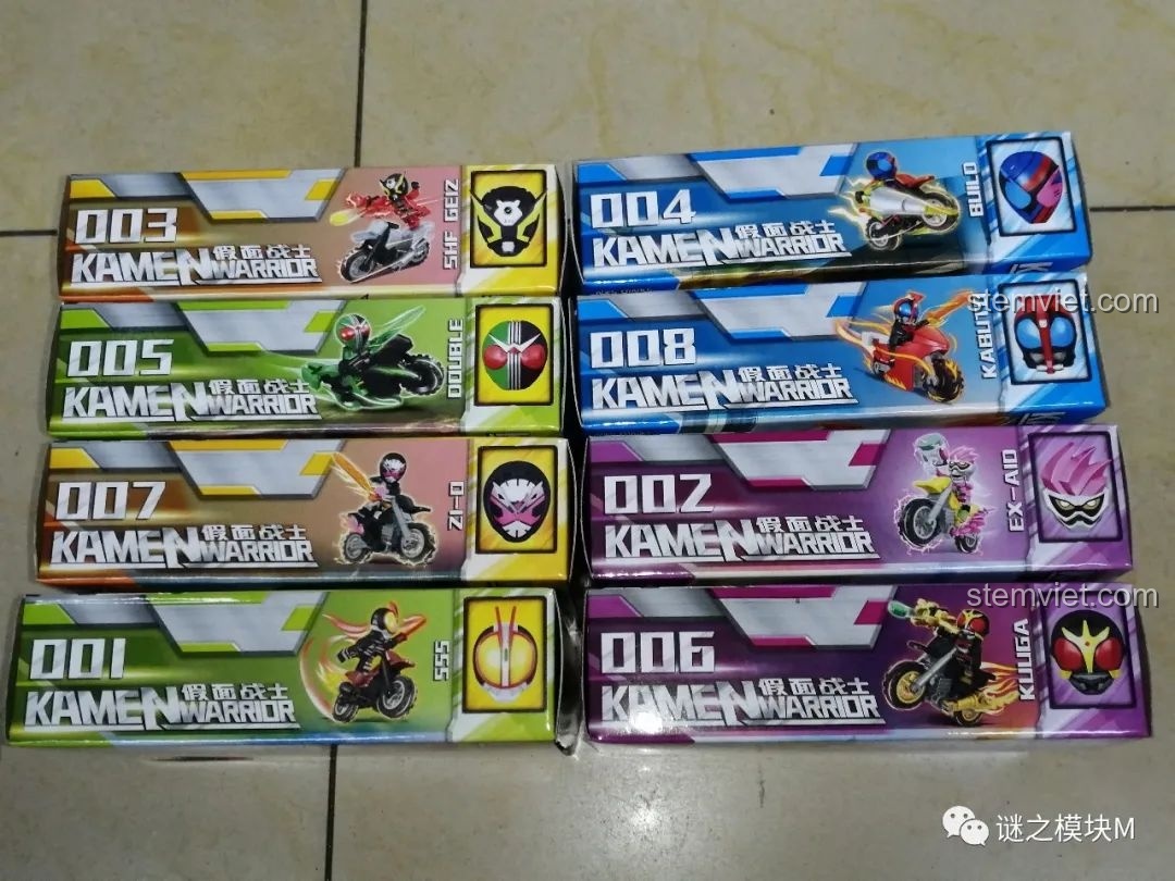 Cạnh bên các hộp đồ chơi xếp hình Kamen Rider Kuuga 81882232, cho thấy các mã số và hình ảnh nhân vật.