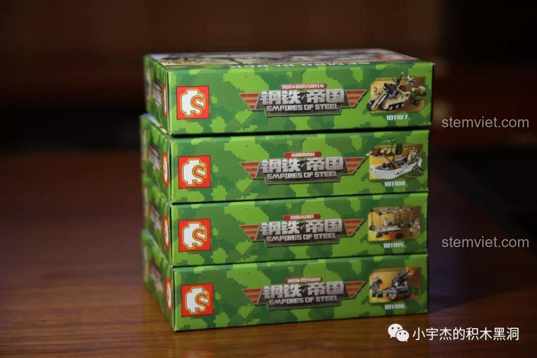 Các hộp đồ chơi xây dựng Mô hình quân đội WWII 101105-101108 được xếp chồng lên nhau, nhìn từ cạnh bên.