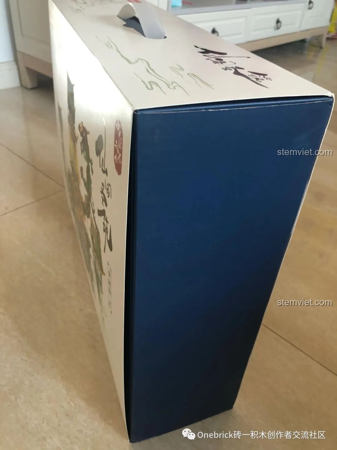 Cạnh bên hộp đồ chơi lắp ráp Thanh Long Các Sluban M38B0936, cho thấy độ dày và chắc chắn của bao bì.