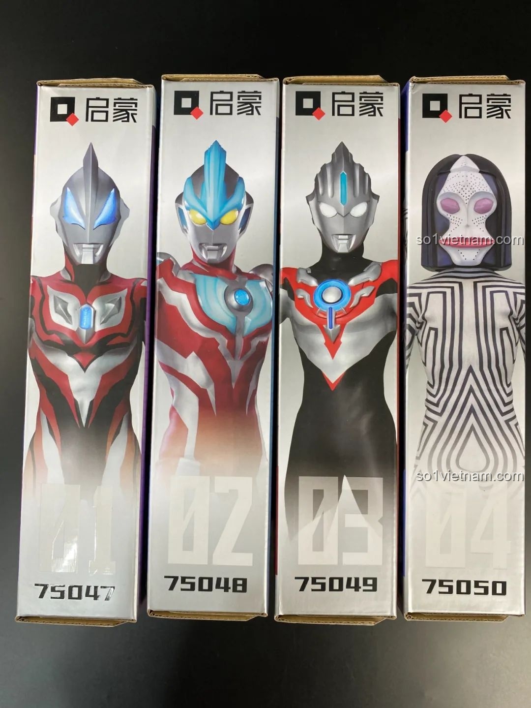 Cạnh bên của các hộp Mecha Qman Ultraman với hình ảnh của từng nhân vật và mã số sản phẩm tương ứng.