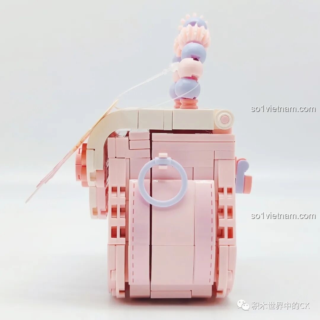 Góc nhìn bên hông của túi xách Wekki 516909, cho thấy cấu trúc cong mềm mại và các chi tiết trang trí.