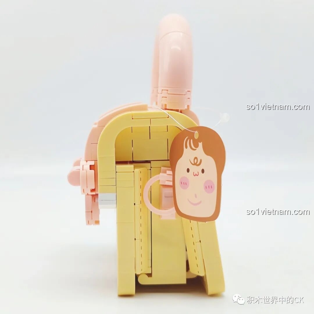 Cạnh bên của mô hình túi xách Wekki 516911, cho thấy cấu trúc và tag treo hình bánh mì dễ thương.