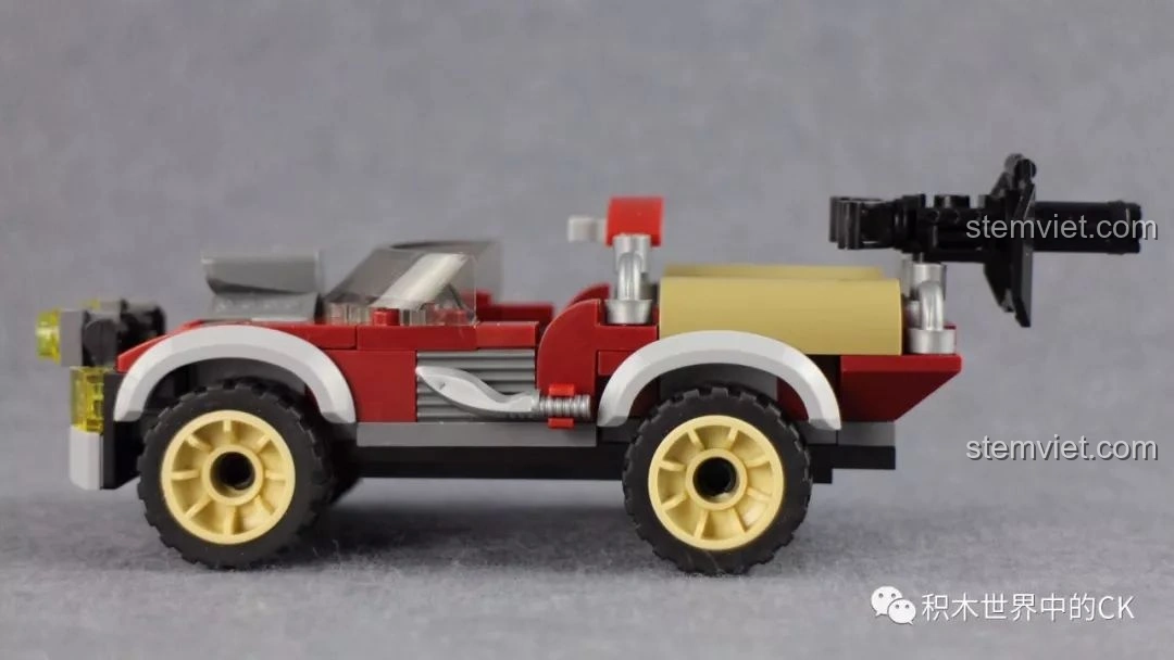 Góc nhìn bên hông xe Jeep dã chiến từ bộ Qman 3208 Chiến Dịch Thiên Mạc, hiển thị thiết kế tổng thể và bánh xe.