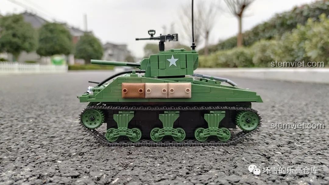 Góc nhìn bên hông của mô hình xe tăng Sherman M4A1 QUANGUAN 81, cho thấy hệ thống bánh xích, các chi tiết phụ và tổng thể thiết kế. Bộ lắp ráp xe tăng chiến đấu Sherman.