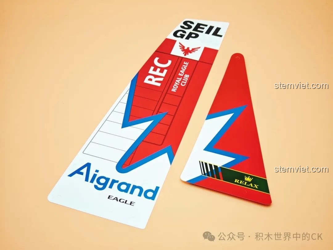 Cận cảnh hai cánh buồm bằng nhựa dẻo của bộ JIESTAR 58124 Thuyền buồm tốc độ cao F50 với họa tiết thể thao.