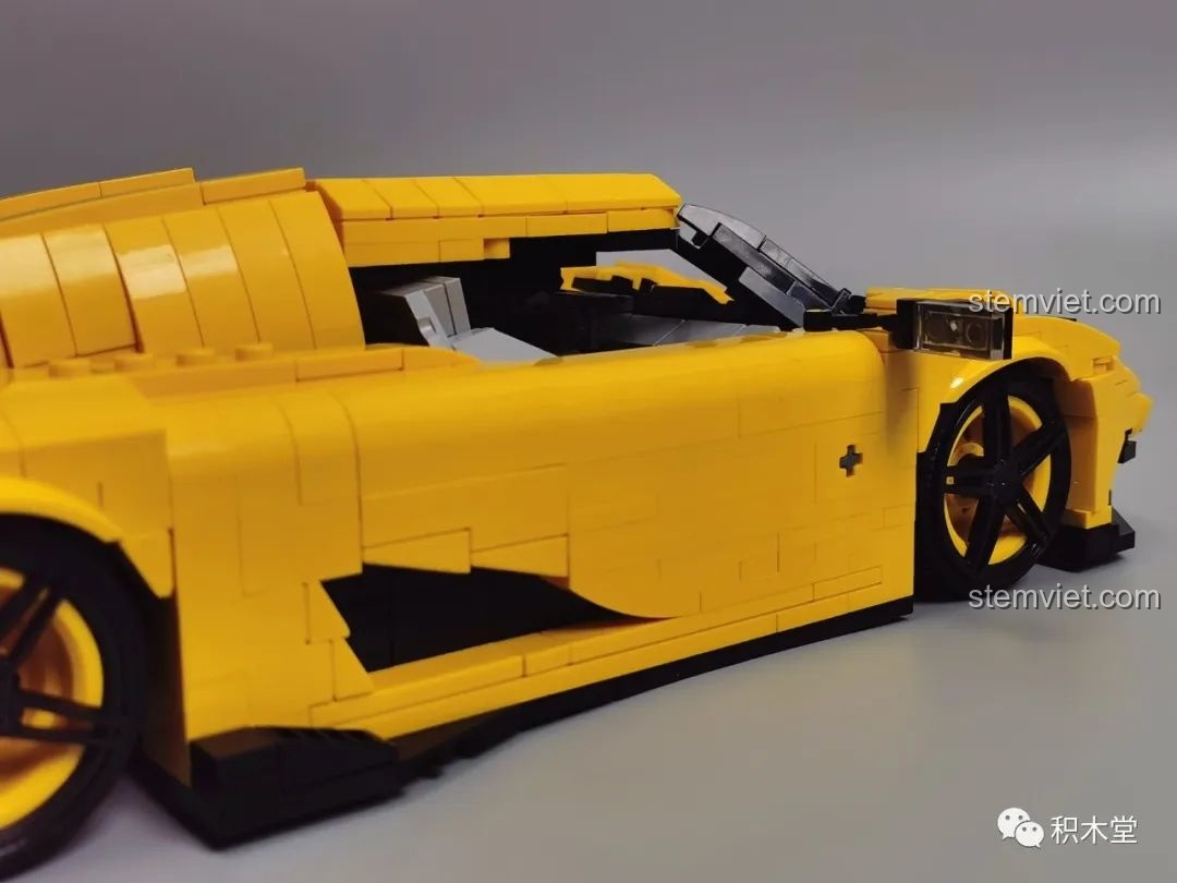 Cận cảnh đầu xe mô hình Lego Koenigsegg Regera màu vàng.