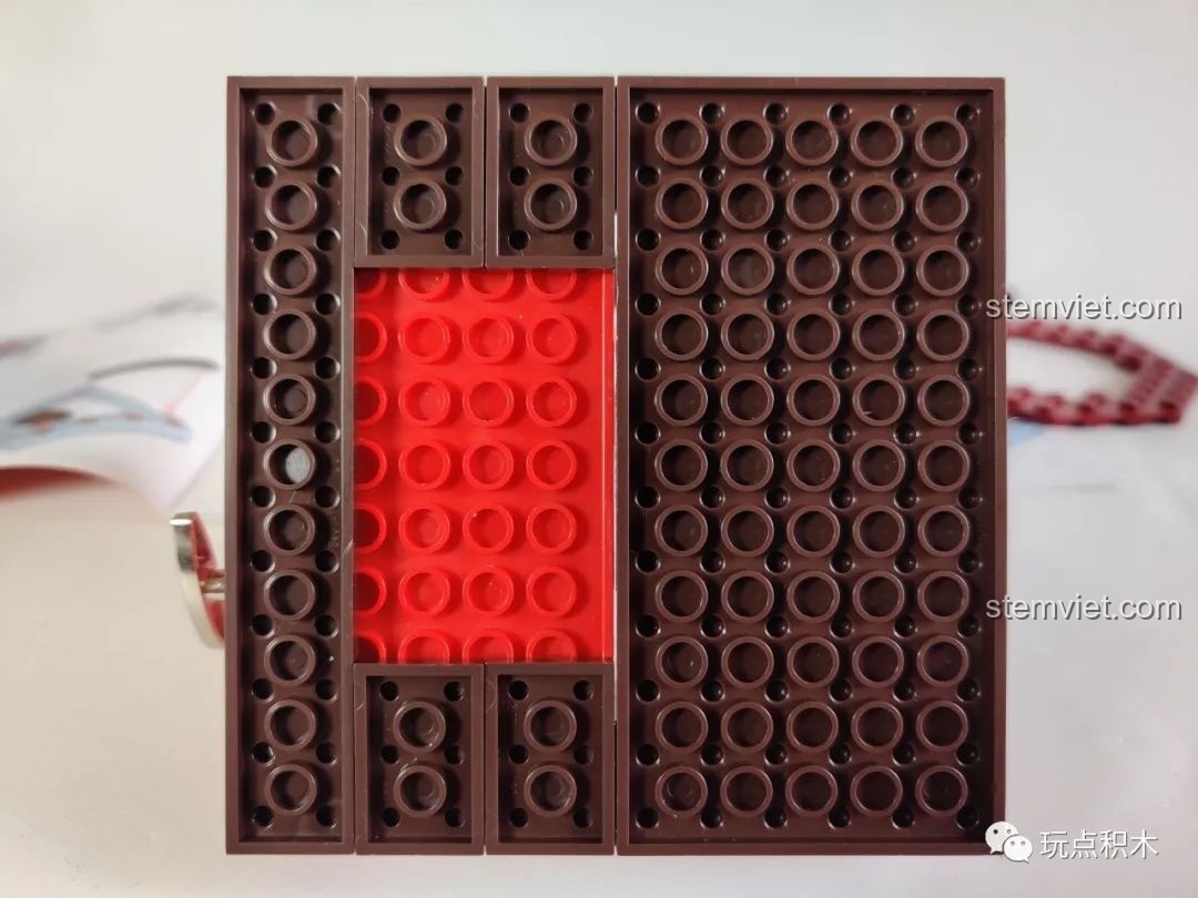 Cận cảnh phần đế hộp nhạc đang được lắp ráp.