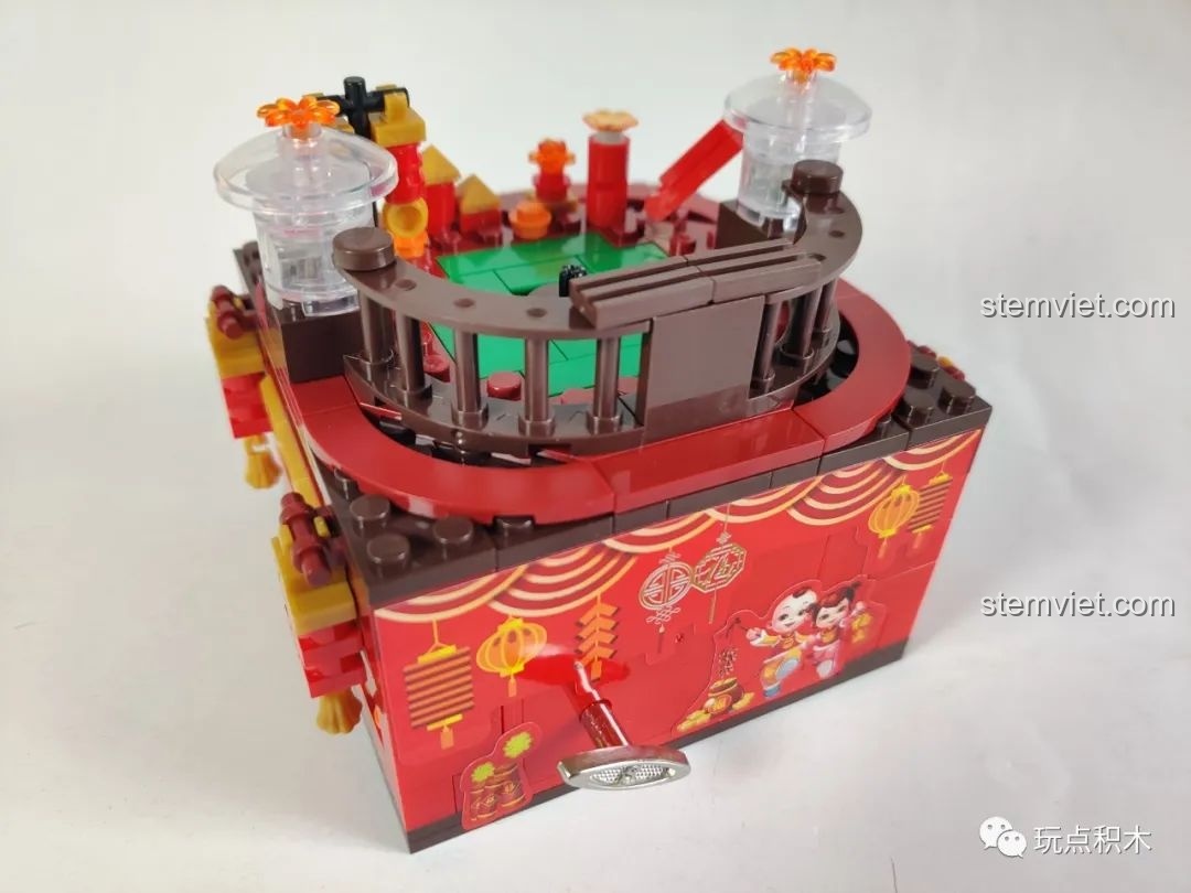 Cận cảnh các mảnh ghép in hình bao lì xì.