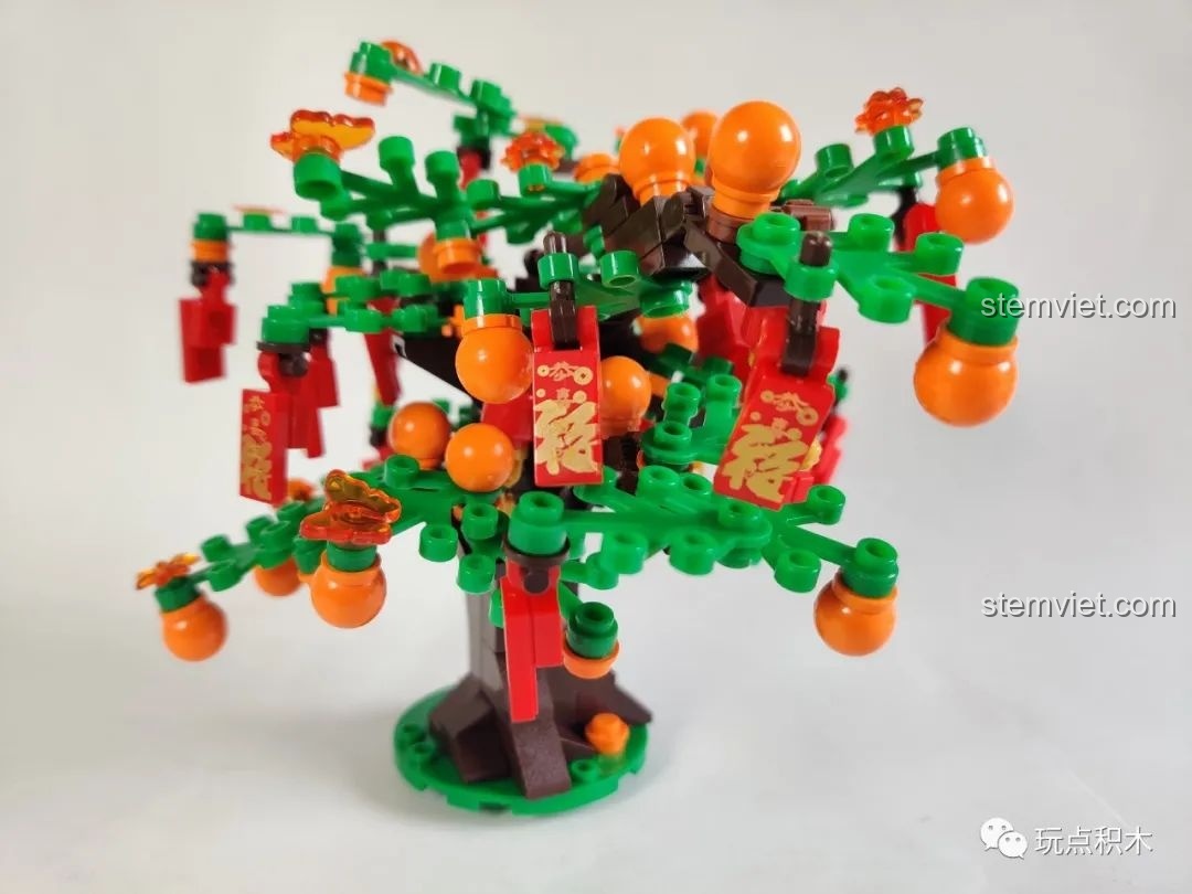 Cận cảnh mô hình cây phát tài, cho thấy các chi tiết trang trí.