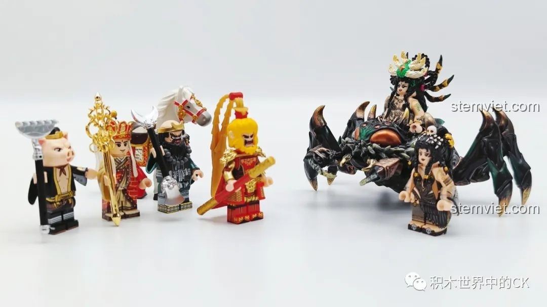Các minifigure Kích Đấu Tây Du được sắp xếp trong một cảnh chiến đấu với phe yêu quái nhện.