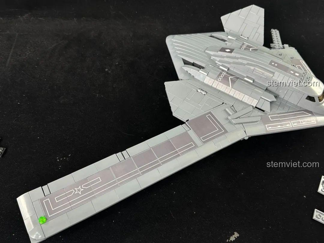 Cánh chính của mô hình H-20 Panlos Brick đã hoàn thiện và được dán sticker, chuẩn bị lắp vào thân.