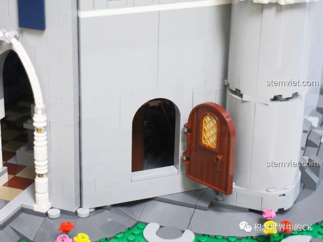 Cánh cửa phụ bằng gỗ của mô hình Lâu đài Disney Mould King 13132 có thể mở ra được.