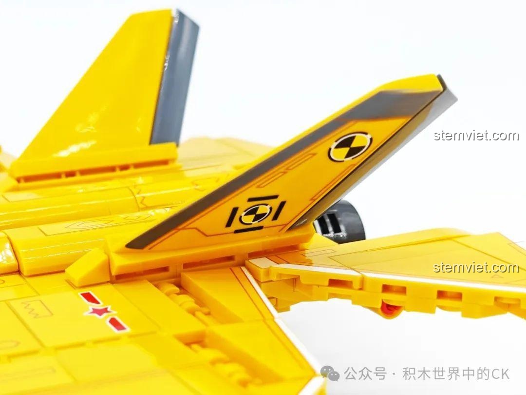 Chi tiết cánh đuôi đứng với sticker logo phi đội trên mô hình máy bay chiến đấu J-35 SEMBO 202254.