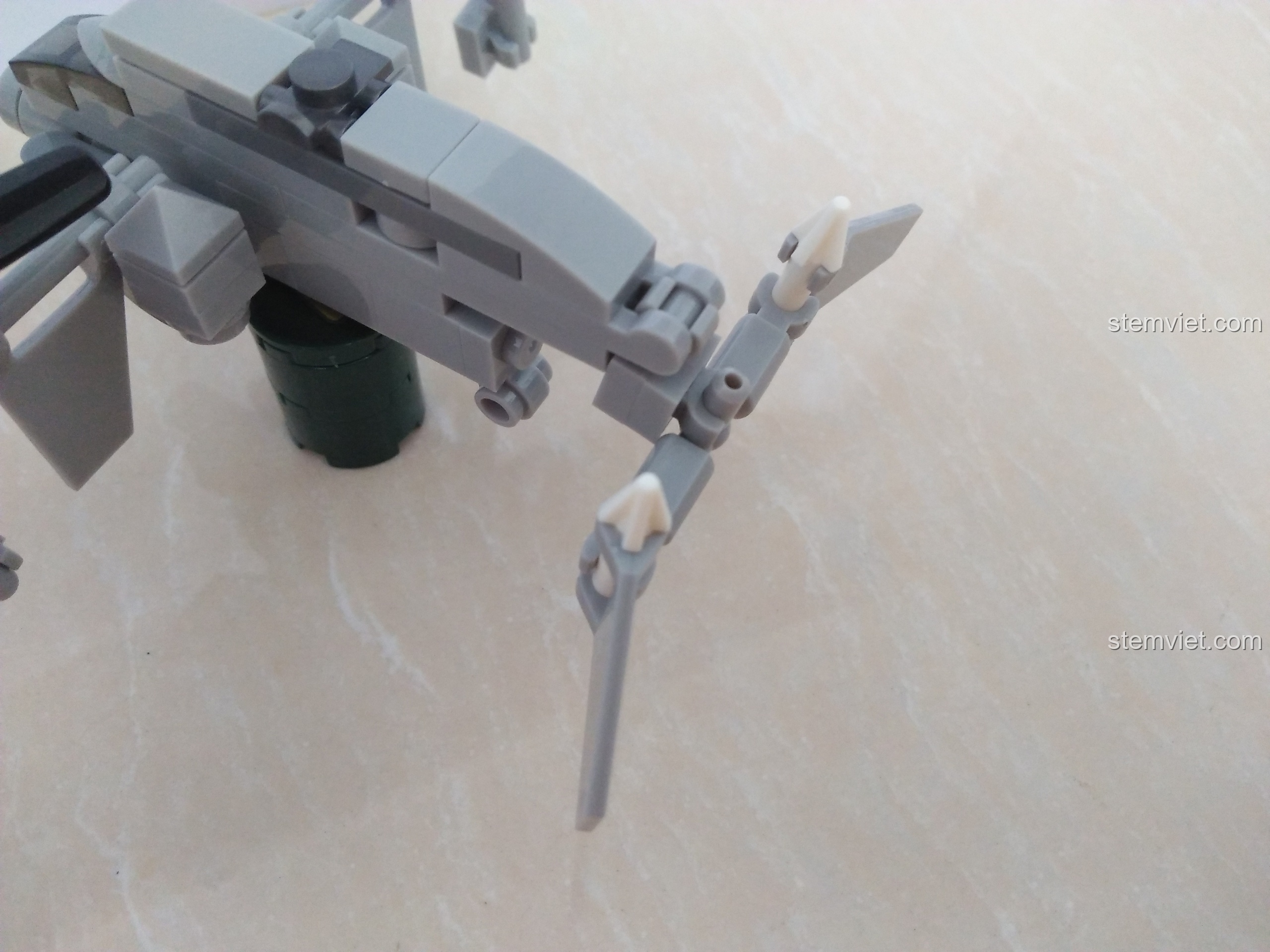 Cánh đuôi của máy bay hợp thể SEMBO 11517 được gập lại hoàn toàn, cho thấy sự linh hoạt của thiết kế.