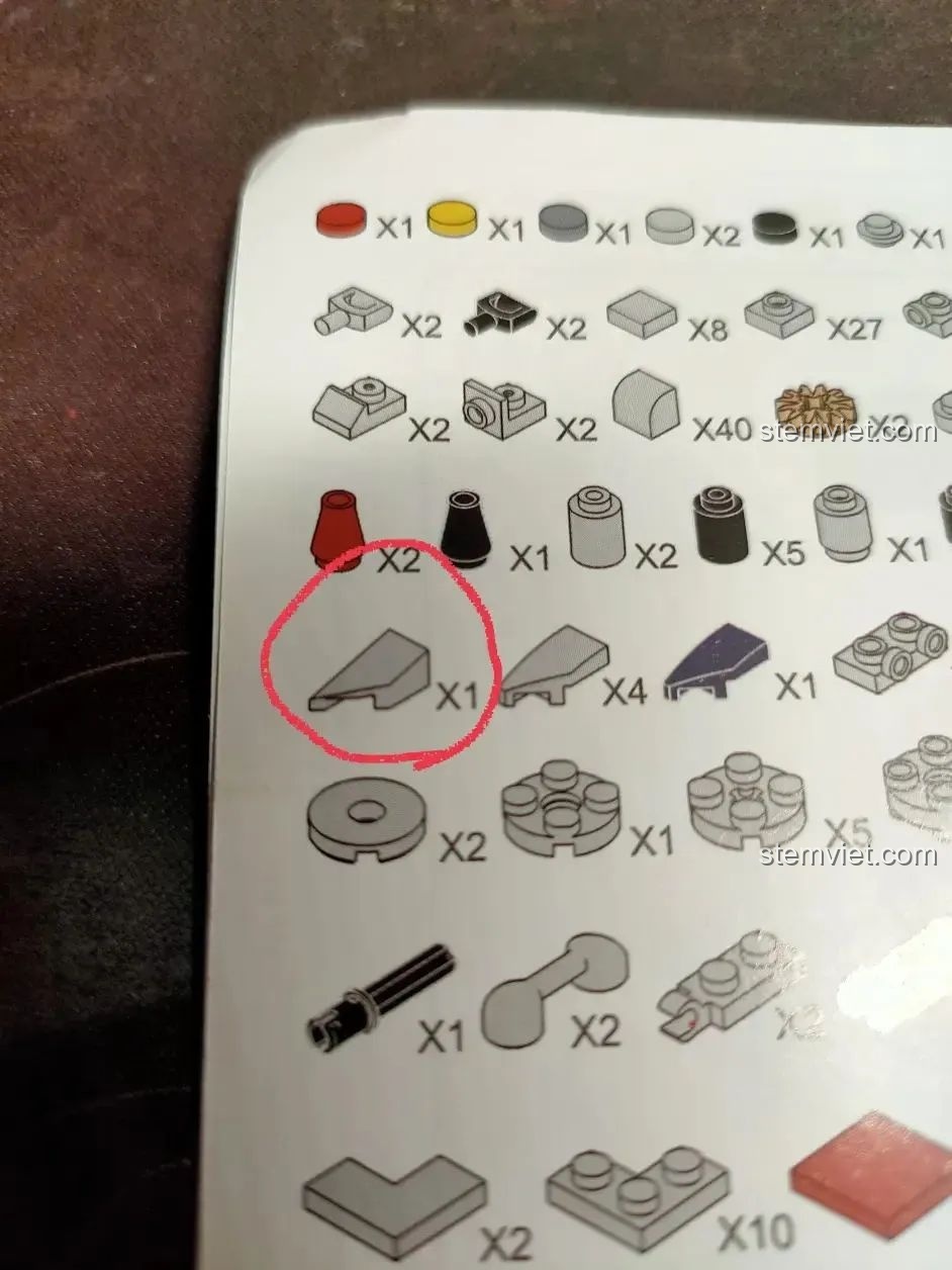 Cận cảnh phần đuôi lái màu đỏ của trực thăng WOMA C0897, một điểm gây tranh cãi về màu sắc.