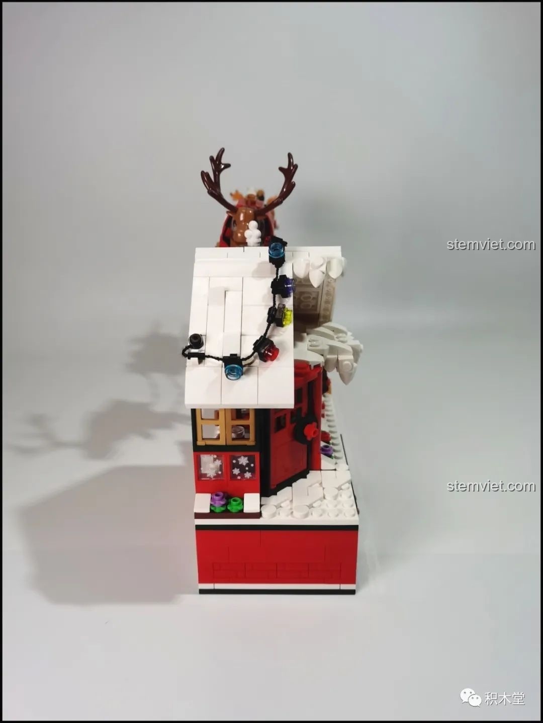 Mô hình Forange FC6003 với các nhân vật minifigure được đặt vào vị trí, tạo cảnh Giáng Sinh sống động.