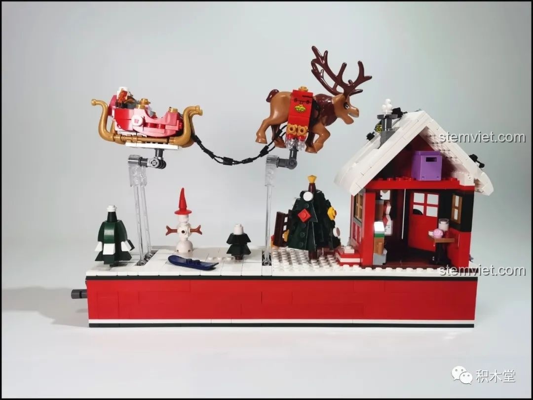 Mô hình Forange FC6003 hoàn chỉnh, với ngôi nhà Giáng Sinh, cây thông và người tuyết trên nền tuyết trắng.