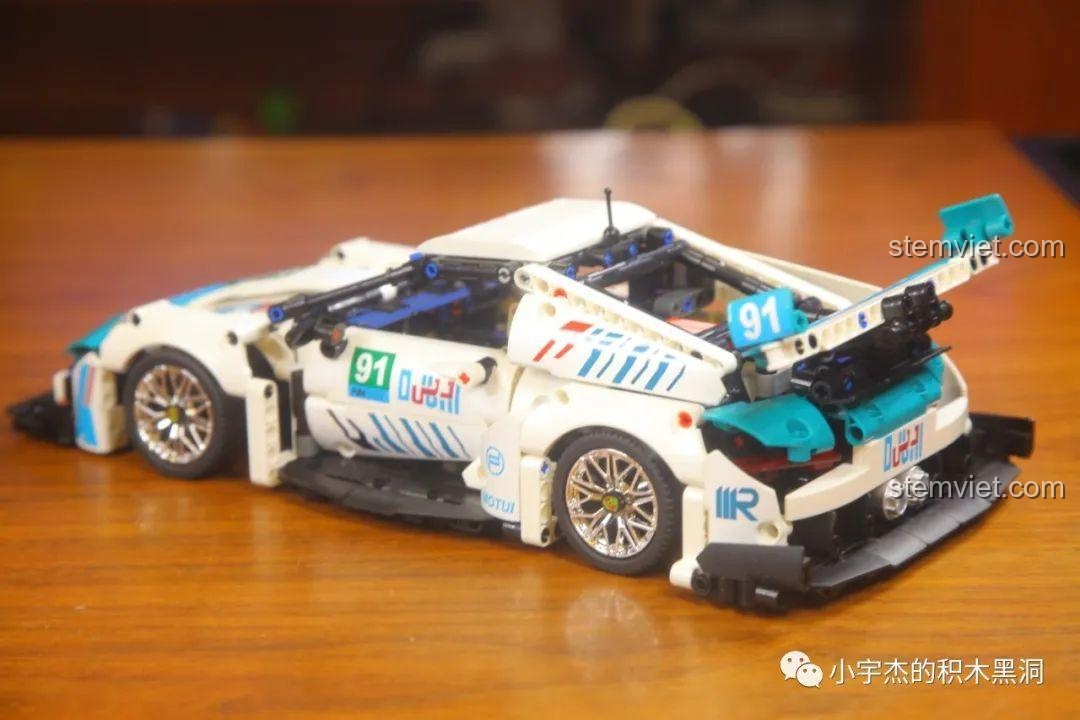 Mô hình KBOX 10214 với cánh gió sau đang được nâng lên, thể hiện tính năng có thể điều chỉnh.