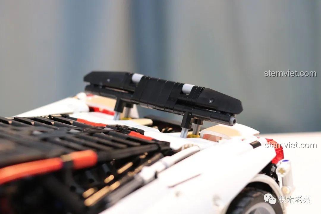 Chi tiết cánh gió sau có thể điều chỉnh của bộ đồ chơi Xe MOC GTR V10 của Paul Van De Bulk.