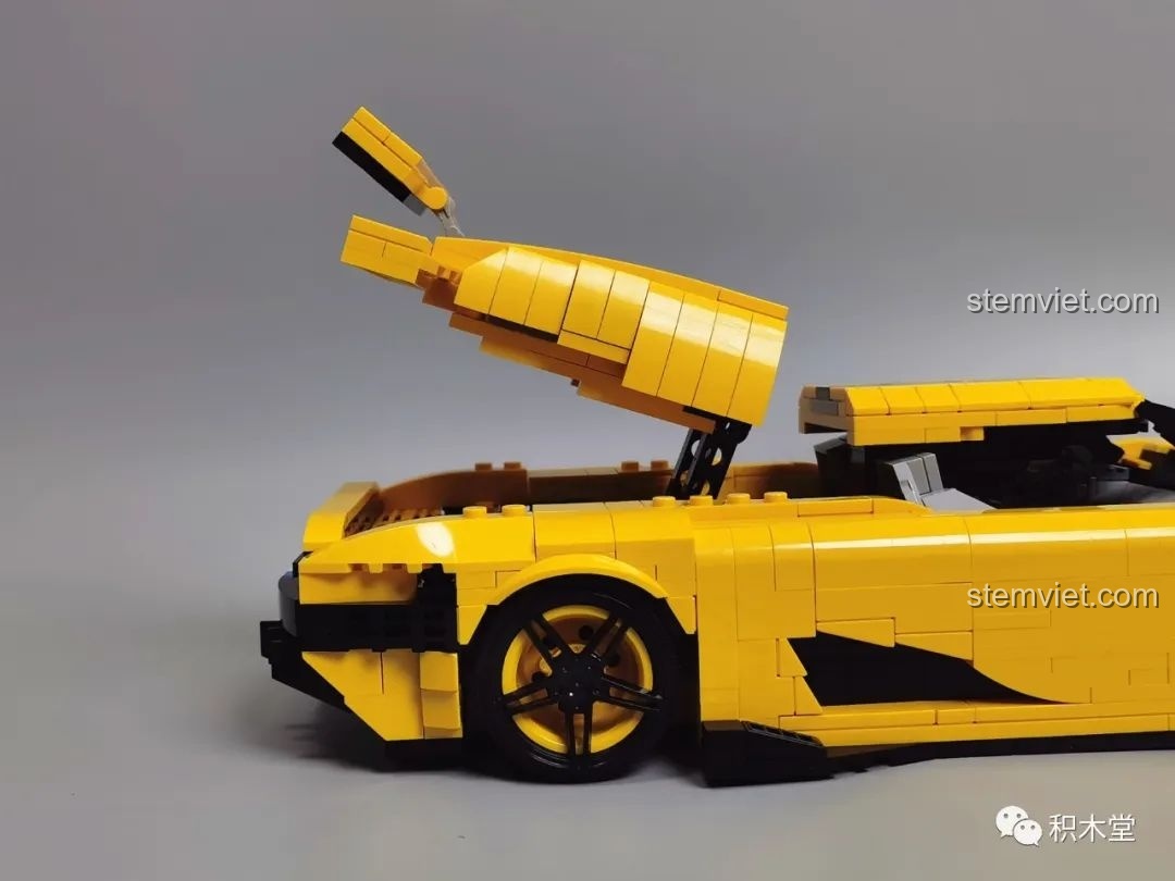 Cánh gió mô hình Lego Koenigsegg Regera màu vàng có thể điều chỉnh.