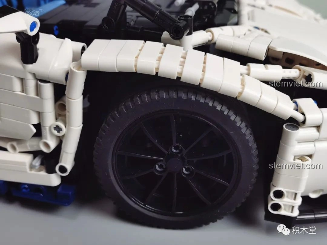 Cánh gió sau của mô hình Feifan F10002 Lamborghini Aventador SVJ Roadster, thiết kế đẹp mắt.