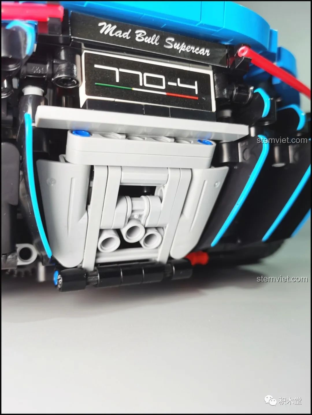 Cánh gió sau của bộ lắp ráp Siêu xe Centenario C61041 đang ở vị trí nâng cao nhất.