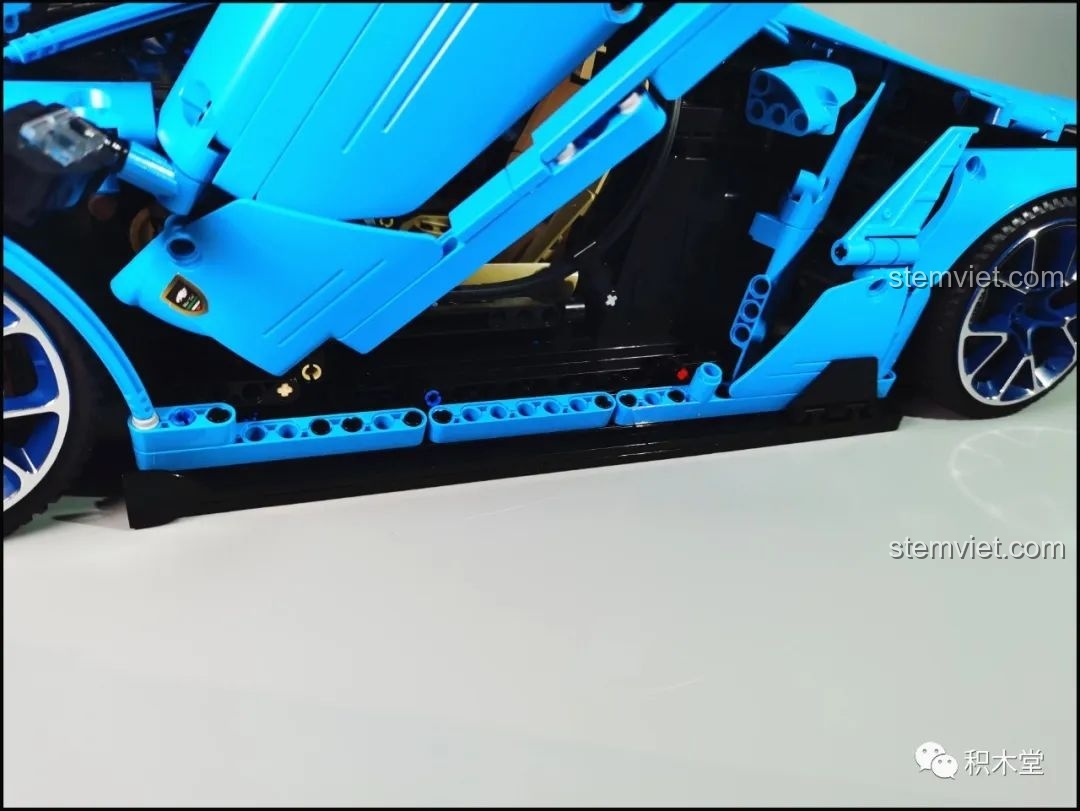 Cánh gió sau của đồ chơi xây dựng Mô hình Lamborghini Centenario 1:8 đang ở vị trí nâng cao.