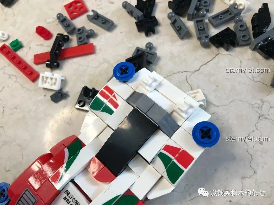 Chi tiết cánh gió sau của xe đua Sonic Saber với hai miếng sticker nhỏ được dán ghép lại, cần sự tỉ mỉ để không bị lệch.