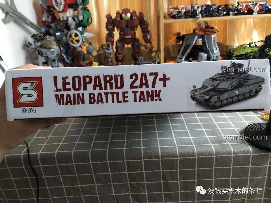 Cạnh hộp bộ lắp ráp Jiazhi 0104 Xe Tăng Leopard 2A7+, hiển thị mã sản phẩm và hình ảnh xe tăng.