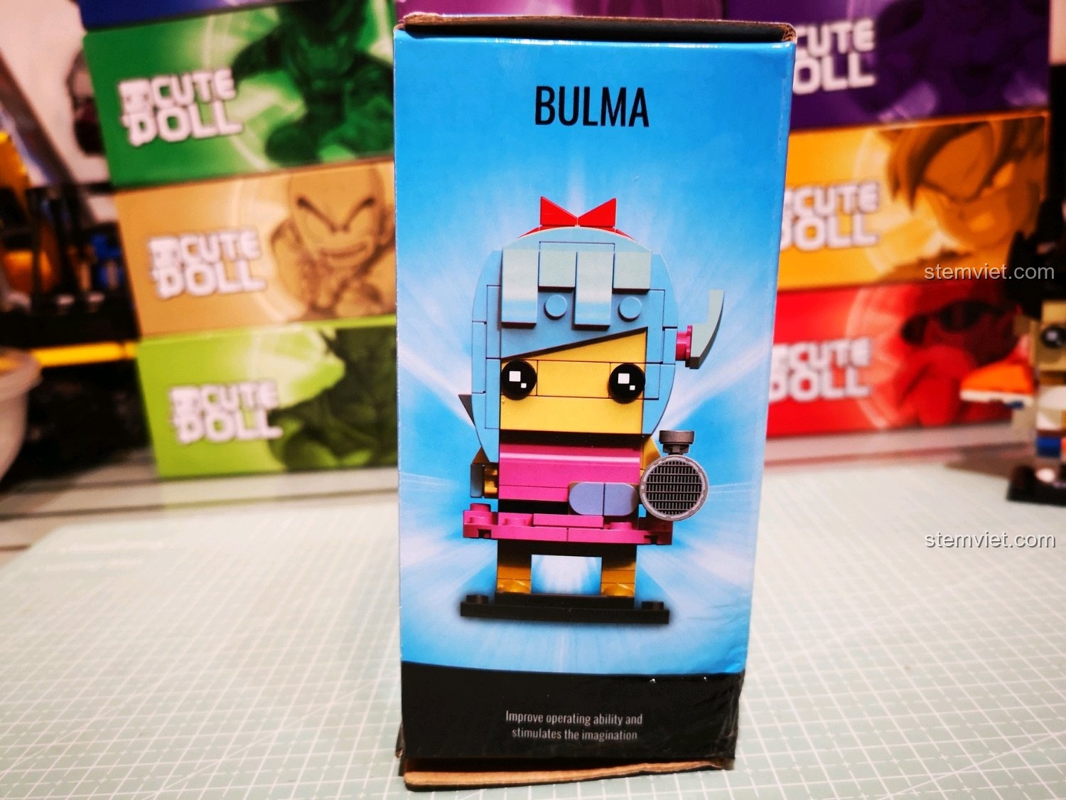 Cạnh hộp của bộ xếp hình Nhân vật Bảy Viên Ngọc Rồng 6826, hiển thị rõ tên nhân vật Bulma và thiết kế đáng yêu.