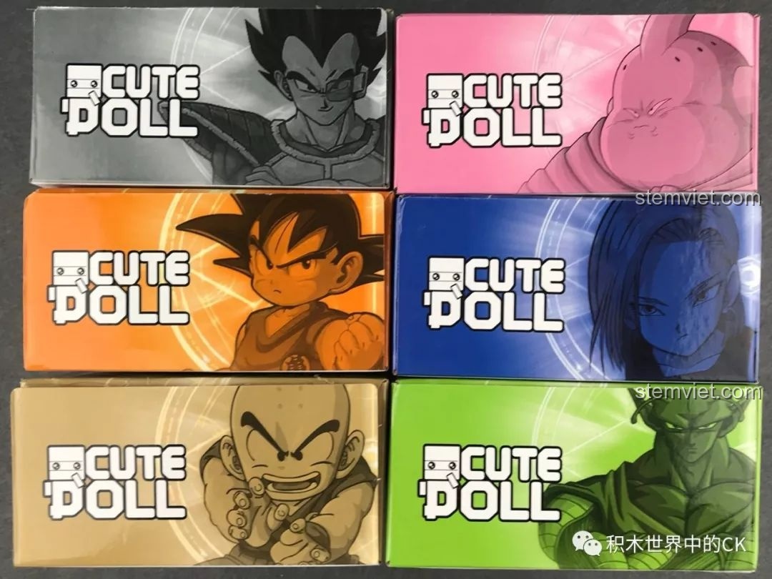 Cạnh bên các hộp của bộ xếp hình Decool 6829-6834 với hình vẽ manga của các nhân vật Dragon Ball Z.