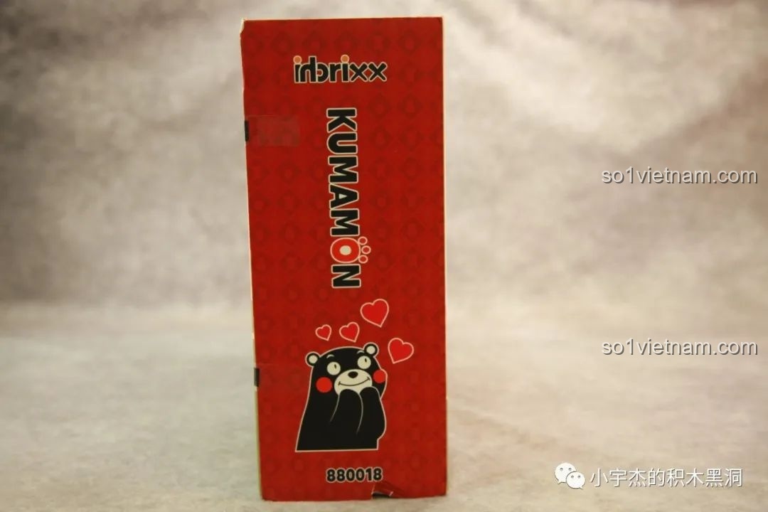 Cạnh hộp đồ chơi inbrixx 880018 Ngôi Nhà Nhật Bản Kumamon với hình ảnh chú gấu Kumamon đáng yêu và mã sản phẩm.