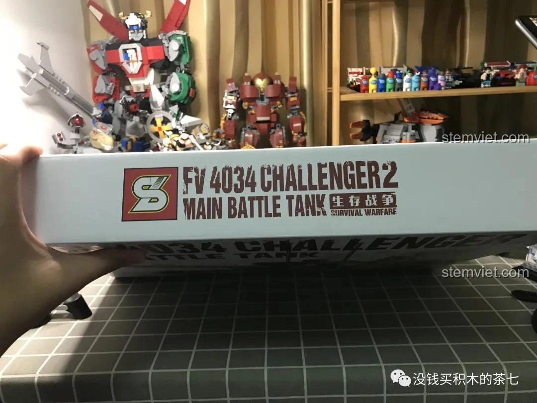 Cạnh hộp bộ đồ chơi lắp ráp Xe Tăng Challenger 2 FV 4034 JIAZHI 0105, với tên sản phẩm và logo hãng rõ ràng.
