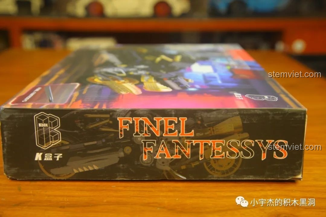Cạnh bên hộp bộ lắp ráp Mô tô Fenrir Sói Lửa Final Fantasy VII KBox 10248, với tên sản phẩm và logo K Box.