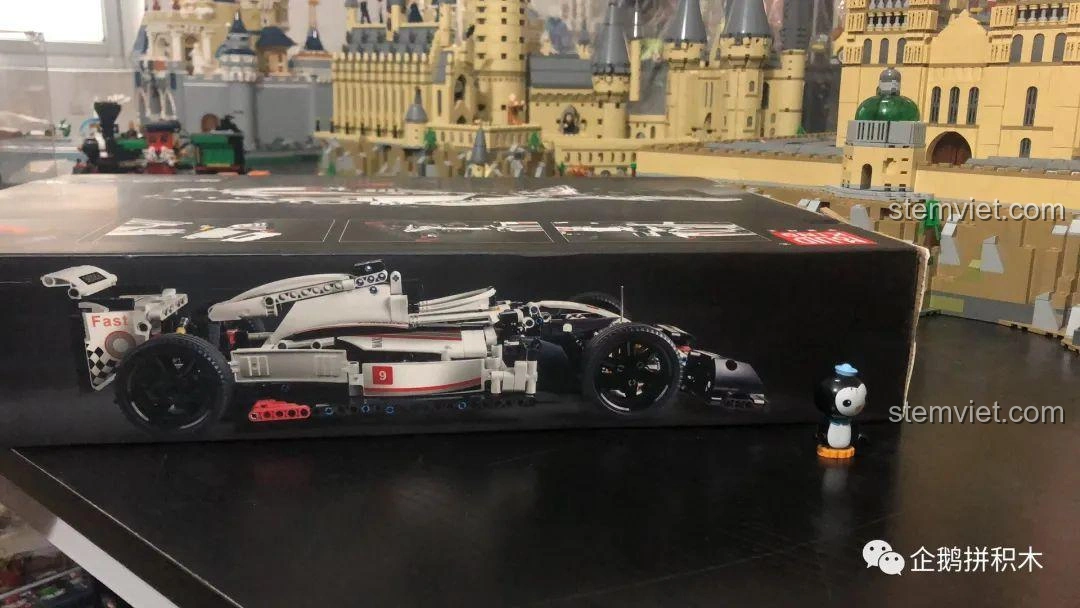 Cạnh hộp bộ lắp ráp Mould King 13117 F1 Xe Đua, hiển thị hình ảnh mô hình từ góc nghiêng.