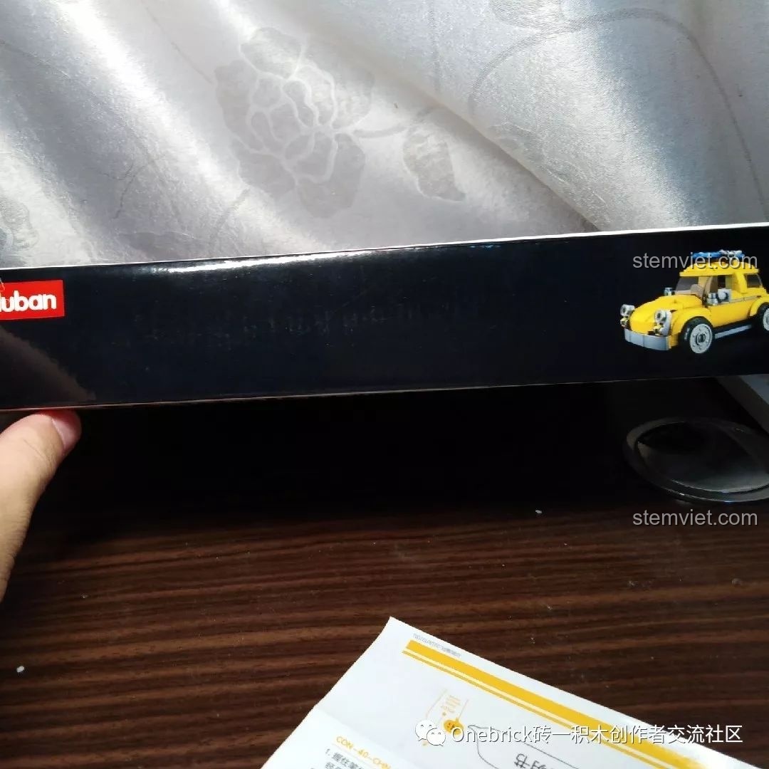 Cạnh hộp bộ xếp hình Sluban ModelBricks Xe Vàng M38-B0706C màu đen, thể hiện sự tinh tế trong thiết kế bao bì.