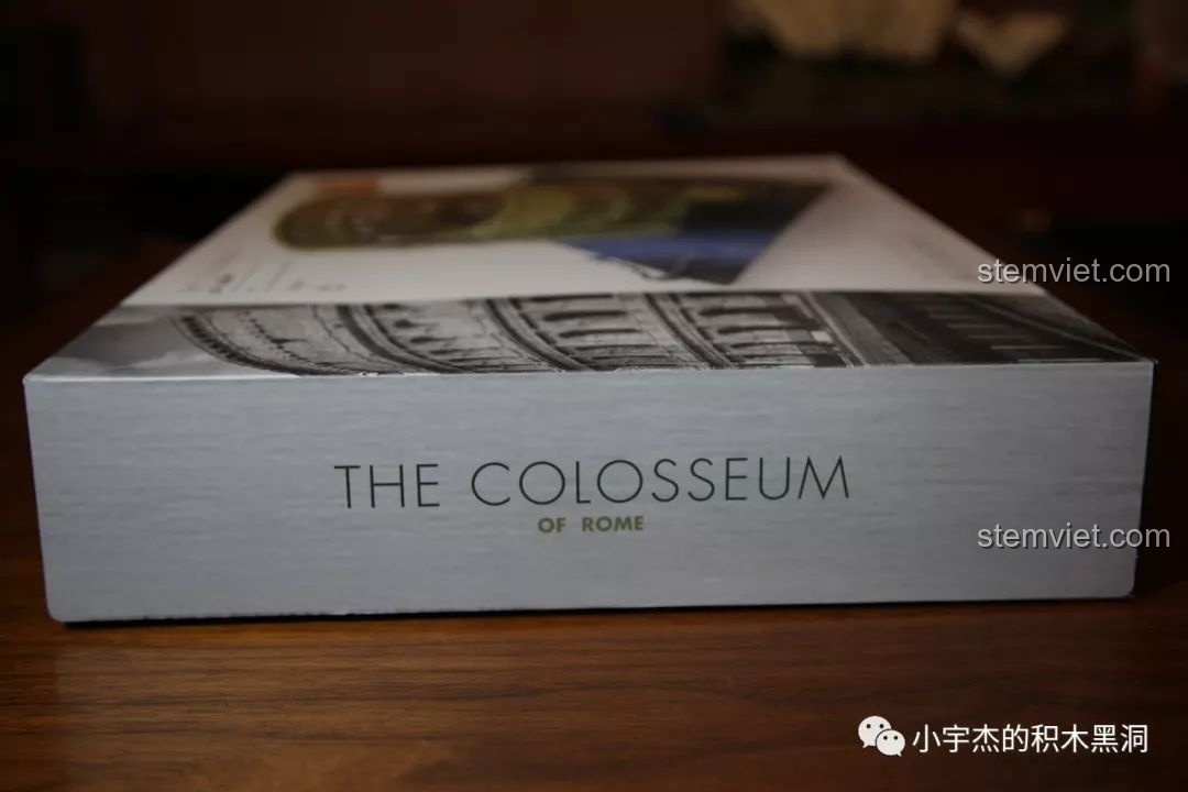 Cạnh hộp bộ lắp ghép WANGE 5225 Đấu trường Colosseum La Mã với tên sản phẩm 'The Colosseum of Rome' nổi bật.